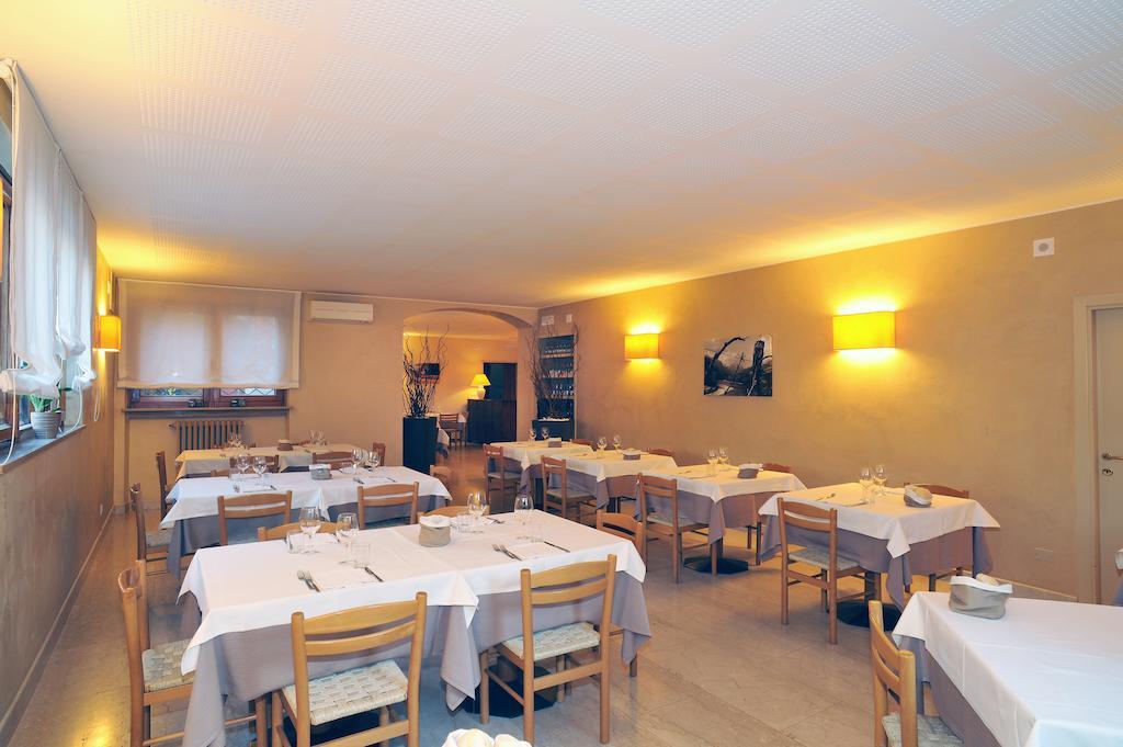 Albergo Croce D'Oro Dolcè Buitenkant foto